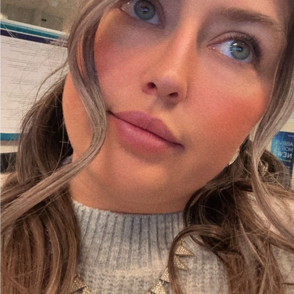 Meet your Posher, Alyssa - Picture 3 of 7